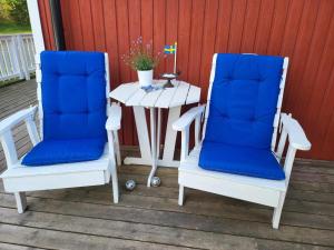 Afbeelding uit fotogalerij van Minihus med stor trädgårdstomt nära golf och hav in Trosa