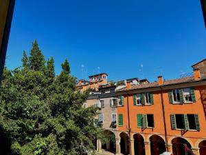 Eine Gruppe von Gebäuden vor blauem Himmel in der Unterkunft Home 28 appartamento nel cuore di Modena centro in Modena