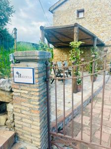 un cancello con un cartello di fronte a un edificio di La Riggiola a Salerno
