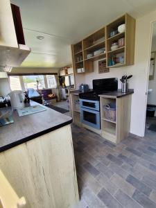 G & M Static Caravan Edinburgh的厨房或小厨房