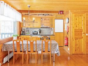 ein Esszimmer und eine Küche mit Tisch und Stühlen in der Unterkunft Holiday Home Uuttuniemi by Interhome in Kuusamo + 26 Fotos