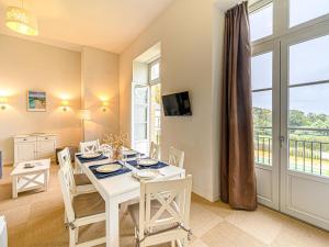 uma sala de jantar com uma mesa branca e cadeiras em Apartment Le Château de Kergonano-6 by Interhome em Baden