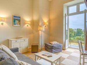 Posezení v ubytování Apartment Château De Kergonano-6 by Interhome