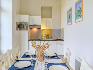 Kuchyň nebo kuchyňský kout v ubytování Apartment Château De Kergonano-6 by Interhome