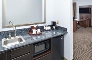 Kuchyň nebo kuchyňský kout v ubytování Hampton Inn and Suites Port Aransas