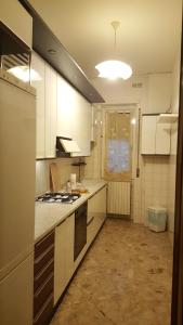 Kuchyň nebo kuchyňský kout v ubytování DaNicolas via dei Partigiani apartment