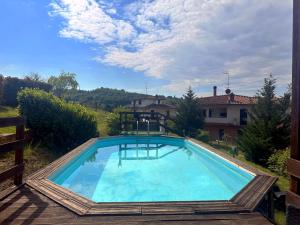 een groot blauw zwembad bovenop een huis bij Casa Alice in Leccio