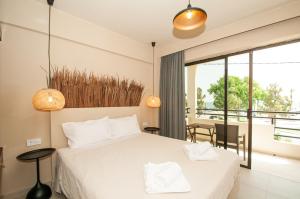 Postel nebo postele na pokoji v ubytování Atma Beach Rooms & Suites + 37 fotografií