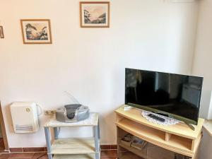 un soggiorno con TV su supporto e tavolo di Apartment Schmidt App- 3 by Interhome a Zinnowitz