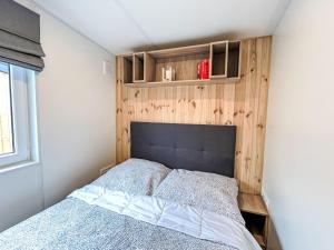 Ένα ή περισσότερα κρεβάτια σε δωμάτιο στο Holiday Home Tiny Haus Toni by Interhome