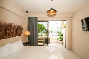 Postel nebo postele na pokoji v ubytování Atma Beach Rooms & Suites