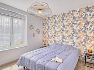 Un pat sau paturi într-o cameră la Holiday Home l'atelier des rêves by Interhome