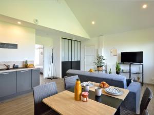 Μια τηλεόραση ή/και κέντρο ψυχαγωγίας στο Holiday Home l'atelier des rêves by Interhome