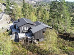 una casa sentada en la cima de una colina en Chalet Knodden - SOW180 by Interhome en Åseral