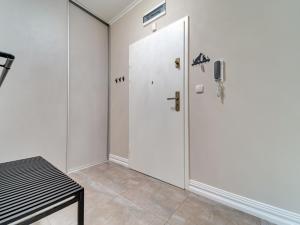Zimmer mit einer weißen Tür und einem Tisch in der Unterkunft Apartment Dom pod Jaworem by Interhome in Polanica-Zdrój