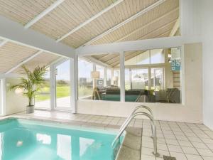 Bazén v ubytování Holiday Home Crista - 500m from the sea by Interhome nebo v jeho okolí