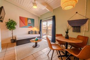- un salon avec un lit et une table dans l'établissement Kingfishers Retreat Serene 1BR Escape with Balcony 207, à South Padre Island