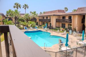 vista sulla piscina di un resort di Kingfishers Retreat Serene 1BR Escape with Balcony 207 a South Padre Island