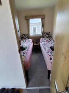 G & M Static Caravan Edinburgh客房内的一张或多张床位