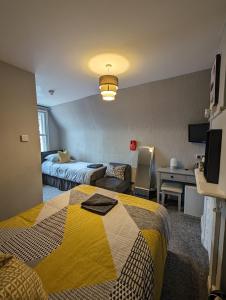 1 dormitorio con 1 cama y sala de estar en Caversham Lodge en Reading