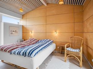Postel nebo postele na pokoji v ubytování Holiday Home Tinea - 50m from the sea in NW Jutland by Interhome