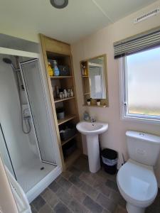 G & M Static Caravan Edinburgh的一间浴室