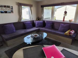 G & M Static Caravan Edinburgh的休息区