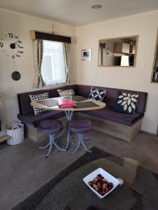 G & M Static Caravan Edinburgh的休息区