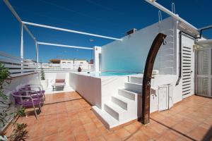 una piscina en la terraza de una casa en The Artist's House with Private Pool, en Sevilla