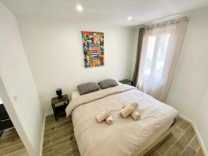 ein Schlafzimmer mit einem Bett und zwei Kissen darauf in der Unterkunft Villa Heritage in Beausoleil