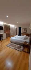 Postel nebo postele na pokoji v ubytování Hotel SHahini