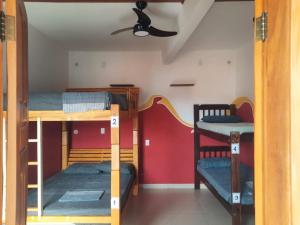 two bunk beds in a room with a ceiling at Chapada Backpackers Hostel Agência in Lençóis