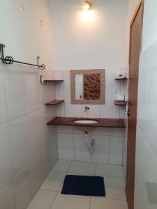 W łazience znajduje się umywalka i lustro. w obiekcie Chapada Backpackers Hostel Agência w mieście Lençóis