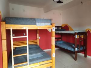 מיטה או מיטות קומותיים בחדר ב-Chapada Backpackers Hostel Agência