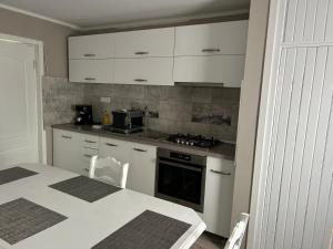 Køkken eller tekøkken på Apartament Orizont + 40 billeder