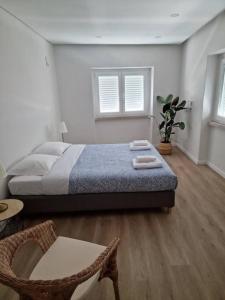 1 dormitorio con 1 cama, 1 mesa y 1 silla en Carlos Place en Vila Franca de Xira