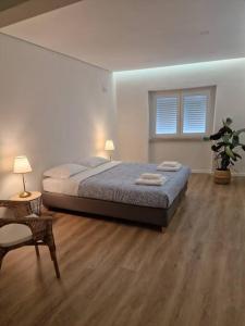 een slaapkamer met een bed, een tafel en een stoel bij Carlos Place in Vila Franca de Xira