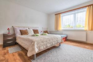 Un dormitorio con una cama grande y una ventana en Privát Marika en Ždiar