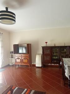 ヴィラ・ノーヴァ・デ・フォス・コアにあるCASA SENHORA DA VEIGAのリビングルーム(テレビ、一部の家具付)