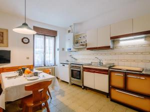 Kuchyň nebo kuchyňský kout v ubytování Apartment Fruet by Interhome