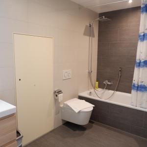 Ένα μπάνιο στο The Golf apartments