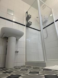 a bathroom with a shower and a sink at Cozy Haven Your Perfect 1Bed LE2 in Leicester