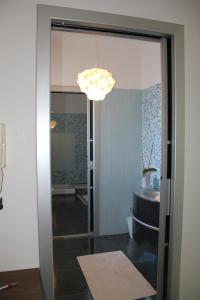 y baño con ducha, lavabo y espejo. en B&B Valentino, en Bari