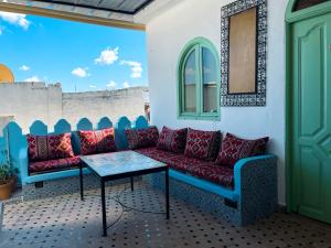 ein Wohnzimmer mit einem Sofa und einem Tisch in der Unterkunft Tangier Kasbah Hostel in Tangier