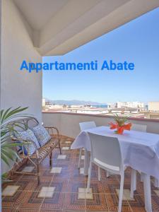Habitación con balcón con mesa y sillas. en Ultimo Minuto in Dune ! Appartamento con vista panoramica e WiFi, en Alcamo Marina