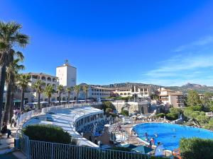 Una vista de una piscina en un resort. en Studio Le village C3 215 by Interhome, en Sarzay