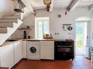 Kuchyň nebo kuchyňský kout v ubytování Holiday Home Castagna by Interhome
