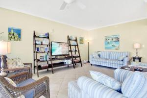 ガルフ・ショアーズにあるSanibel 306- Easy beach access & Gulf viewsのソファと薄型テレビのあるリビングルーム +19枚の写真