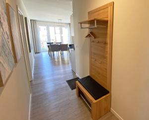 Zimmer mit einem Flur, einer Küche und einem Tisch in der Unterkunft F Haus Sterntaucher Whg 01 mit Terrasse in Thiessow