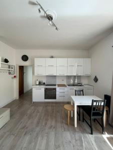 A kitchen or kitchenette at Appartamento Como in Lora